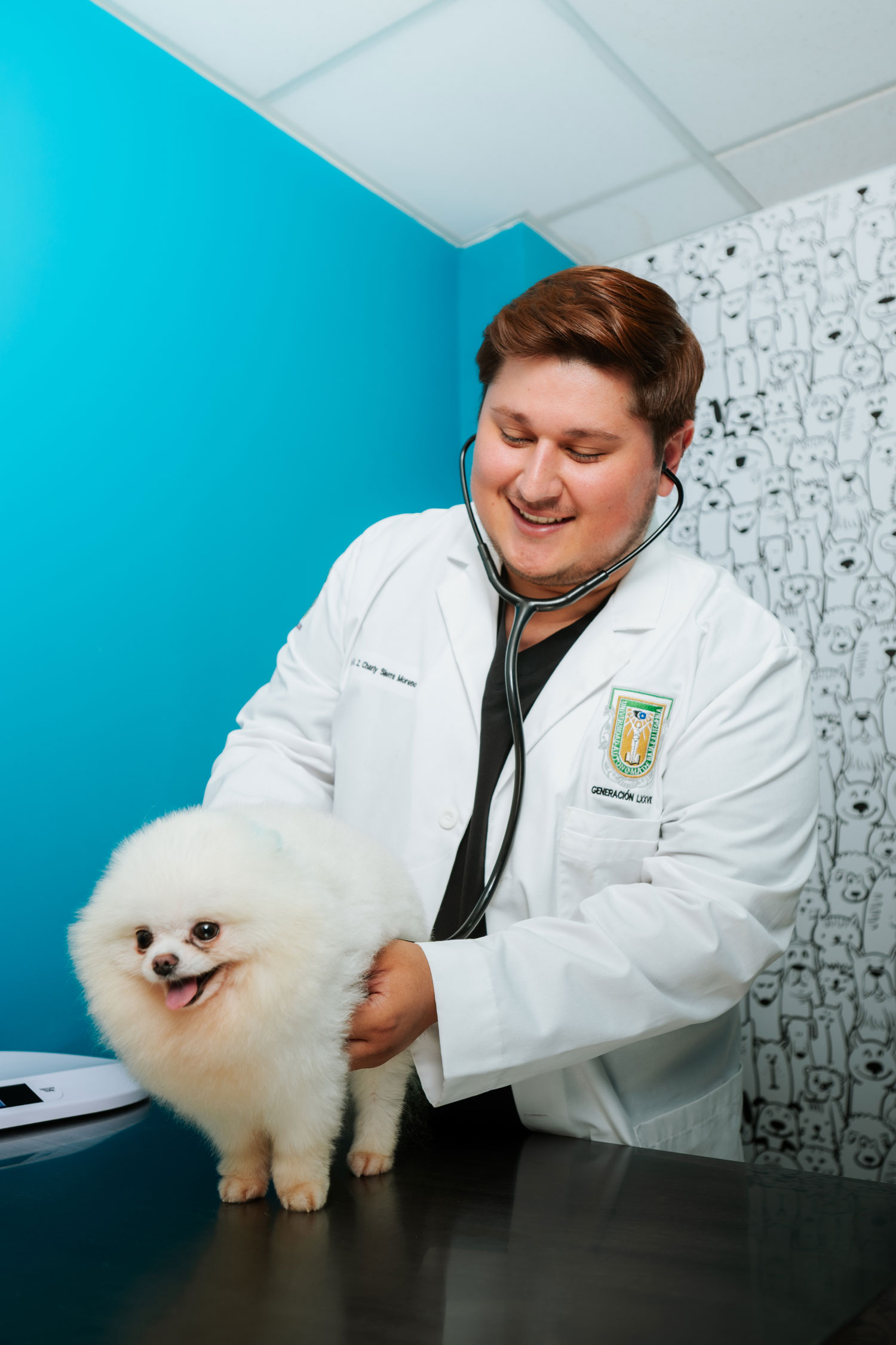 Veterinaria sonriendo con un perro